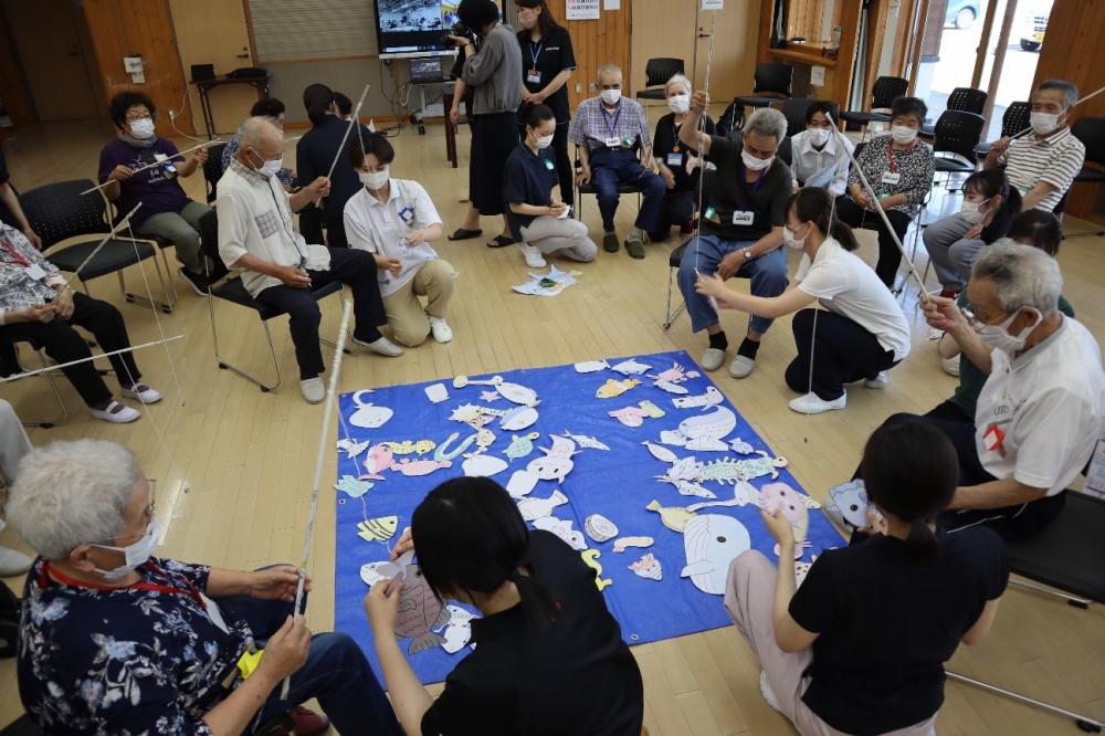 飯舘村でのレクリエーション実習の様子。学生と参加者が一緒に活動し、コミュニケーションを楽しんでいる。