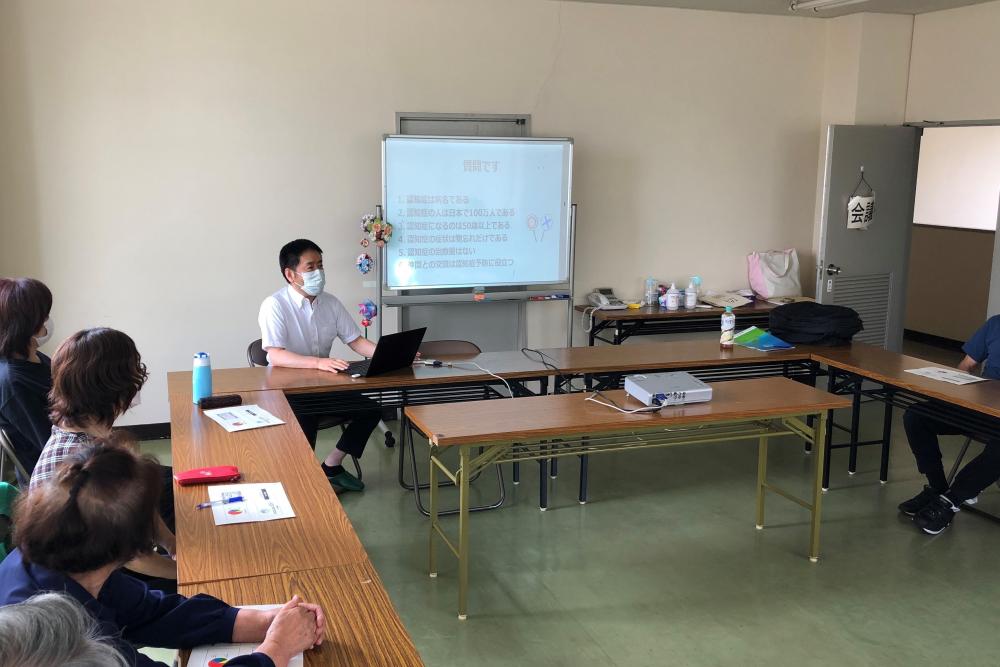 双葉町の健康相談会で、講師が参加者に向けて説明を行っている様子。