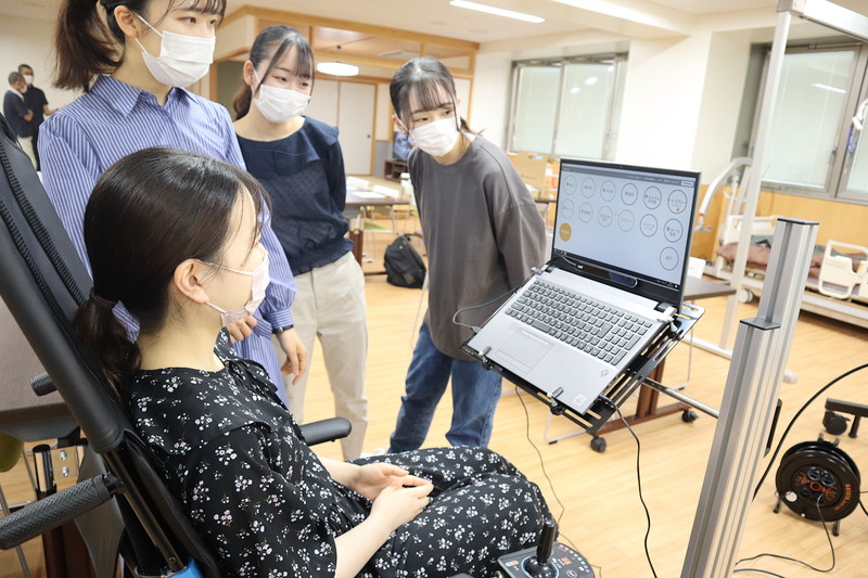 第2回おきゅらぼでIoT機器を体験する学生たちが、パソコン画面を見ながら話し合っている様子。