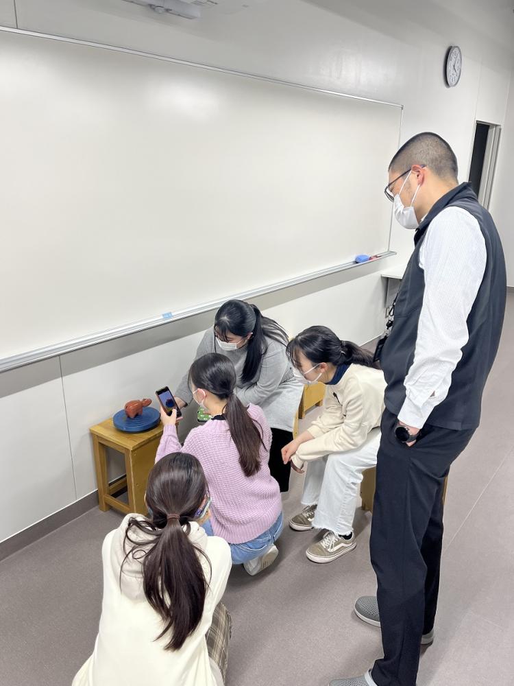 3Dスキャナ体験会で、学生たちがスキャナの操作を学ぶ様子。