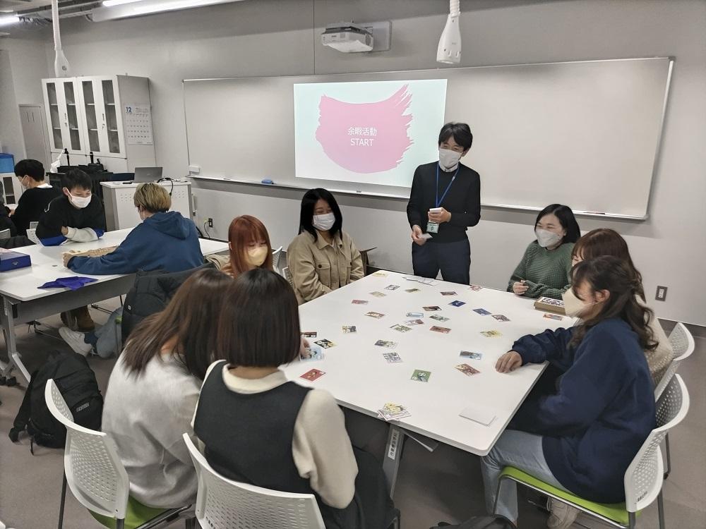 第5回おきゅらぼの余暇活動体験会で、参加者がテーブルを囲んでカードゲームを楽しんでいる様子。