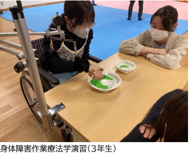 作業療法学科の3年生が、身体障害者支援の演習で緑色の材料を使って実践的な技術を学んでいる授業風景。