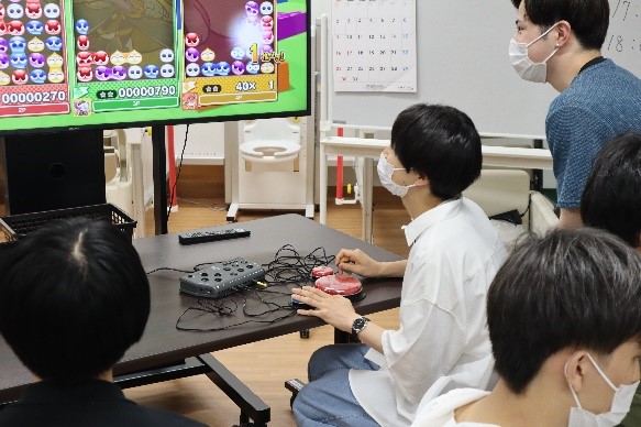 作業療法とe-sports体験を楽しむ参加者たちが、ゲームをプレイしている様子。