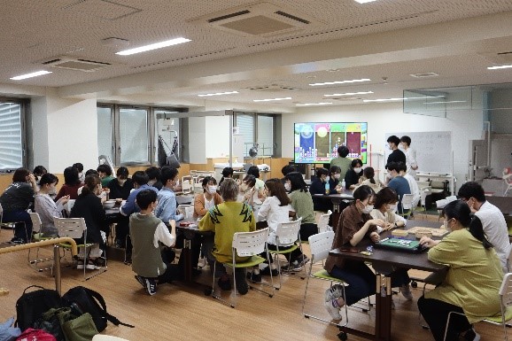 第1回おきゅらぼのイベントで、参加者が作業療法とe-sportsを体験している様子。