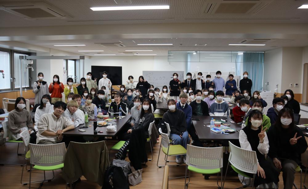 第3回おきゅらぼ「おきゅカフェ」に参加した約60人の学生が集まり、臨床実習の体験を共有している様子。