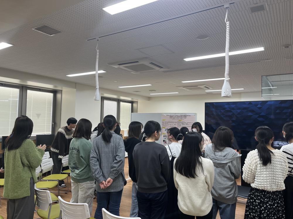 作業療法学科の4年生による学会発表の成果報告会の様子。学生たちが集まり、発表を聞いている。