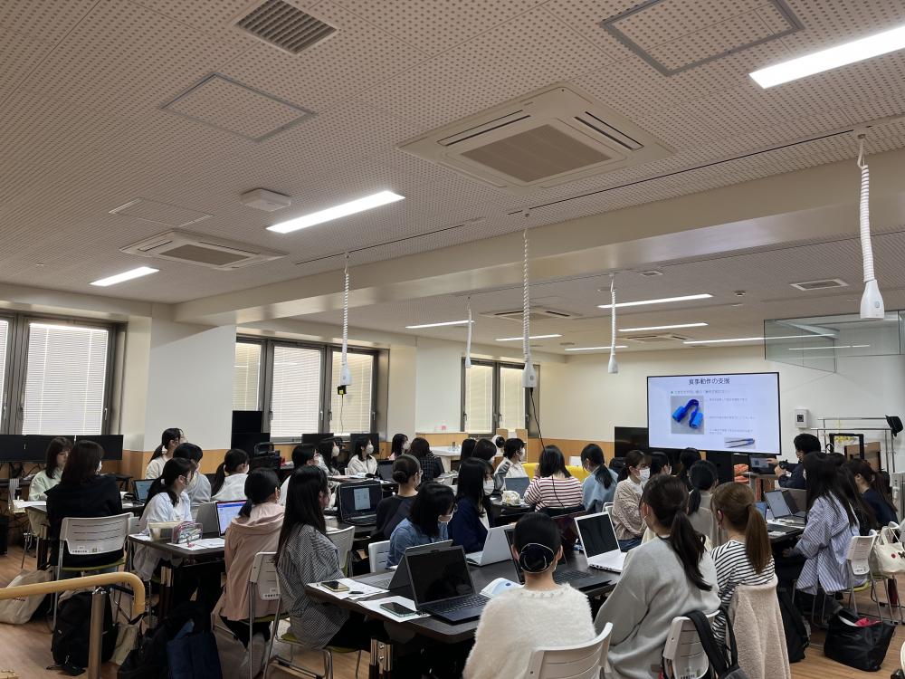 福島県立医科大学で開催された3Dプリンターコースの講義風景。多くの学生がパソコンを使って学んでいる様子。