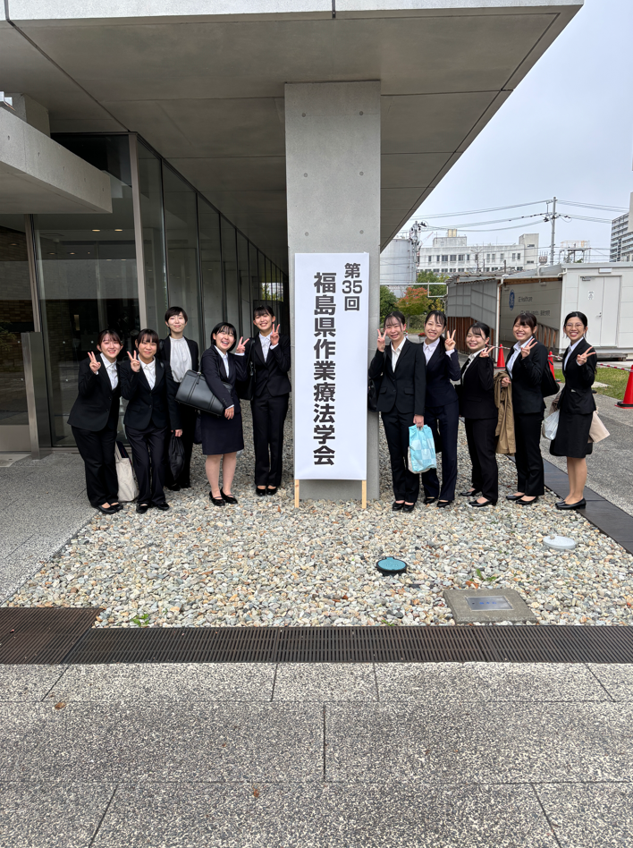 作業療法学科の学生たちが、福島県立医科大学で学生優秀演題賞を受賞し、記念撮影を行っている様子。