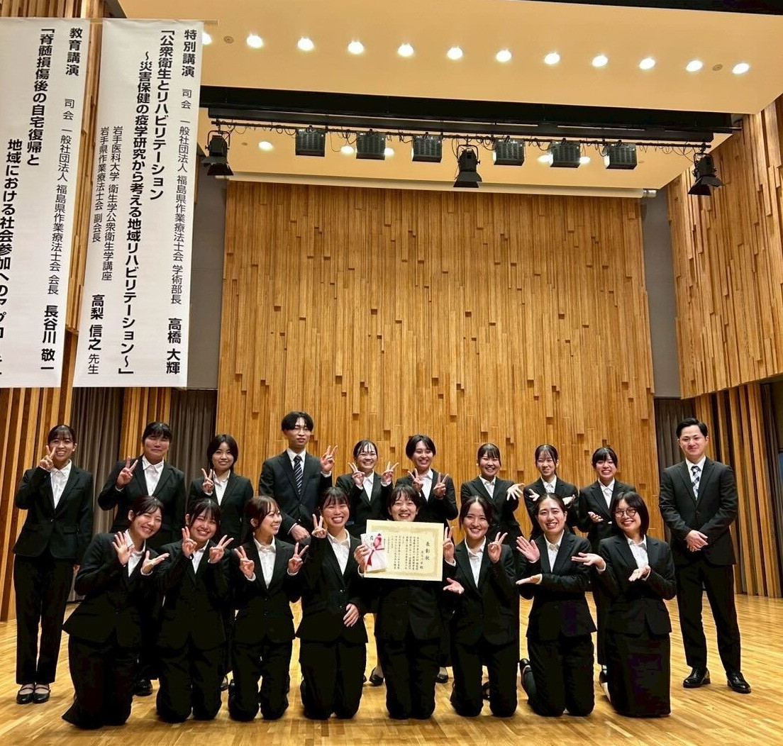 福祉用具の体験会で、車椅子を使用する参加者やスタッフがいる室内の様子。