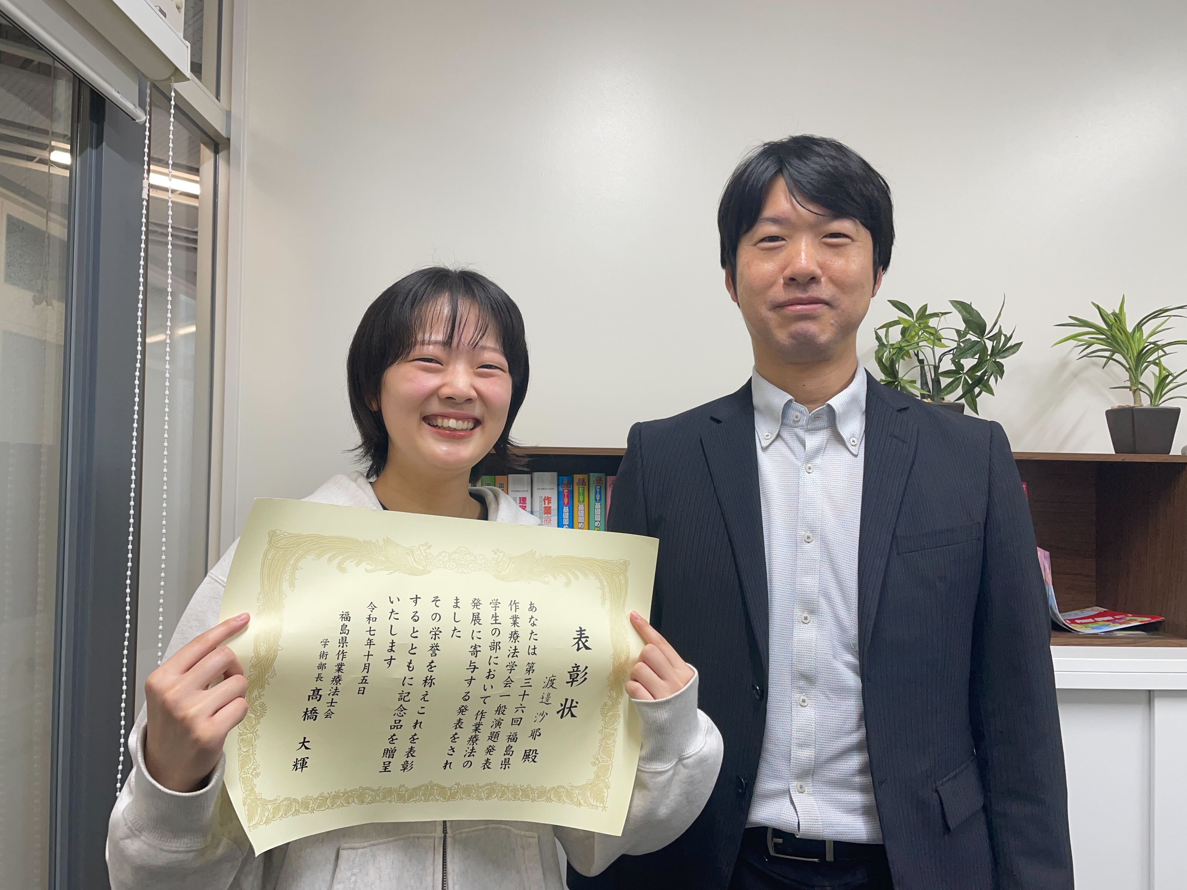 福祉用具の体験会で、利用者がリフトを使って移動する様子を参加者が見守る場面。