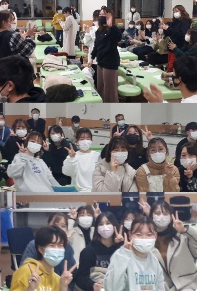 教員と学生が交流するイベントの様子。参加者が楽しそうに話し合い、笑顔でポーズをとっている。