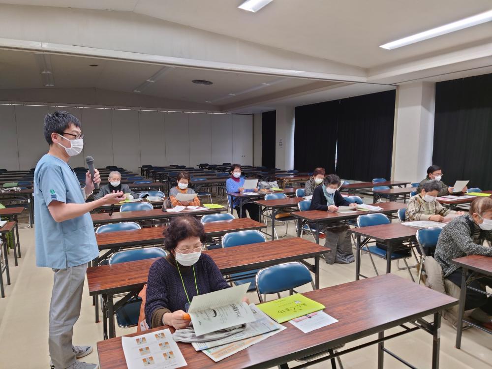 理学療法学科の教員が講演を行い、受講者が熱心に聴講している様子。
