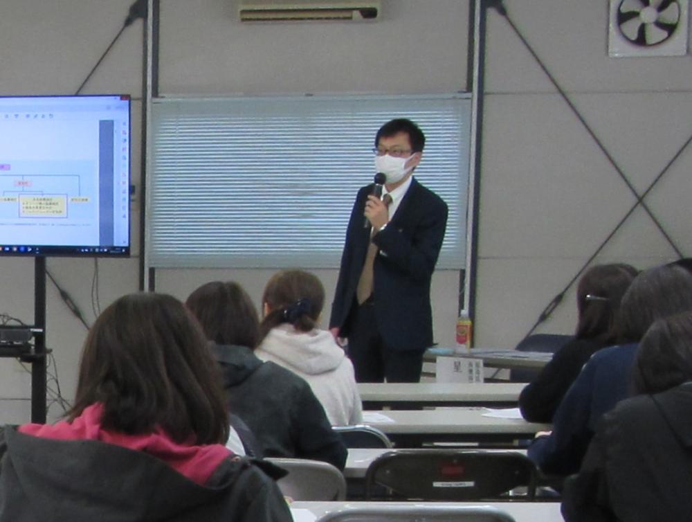 理学療法学科の星真行助教が、難病患者支援者研修会で講演を行っている様子。