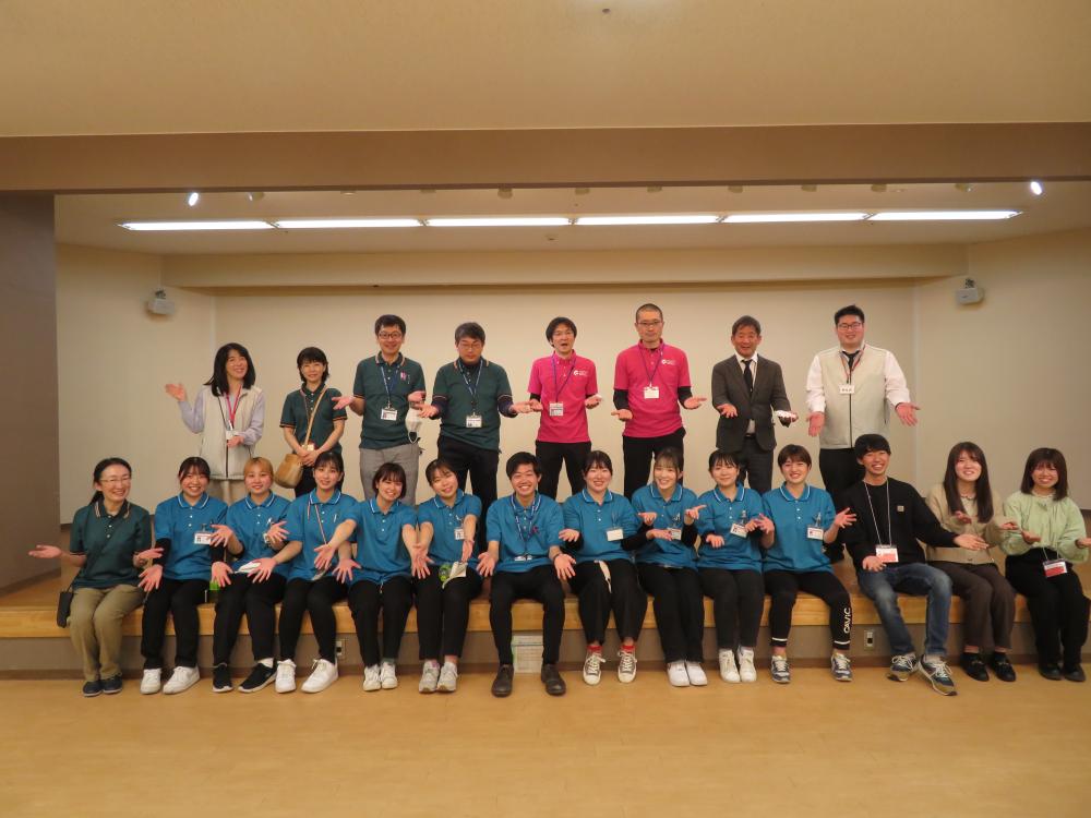 高齢者の体力測定会に参加したスタッフと参加者の集合写真。
