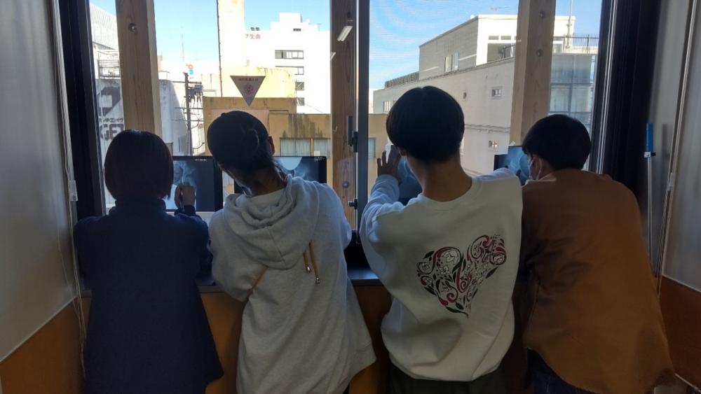 授業中に窓の外を眺める学生たちの様子。福島県立医科大学の理学療法学科の授業風景。