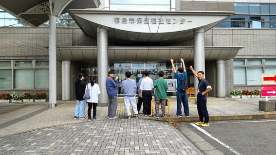 福島市の発達支援センター前で、理学療法学科の学生たちが実習に向かう様子。