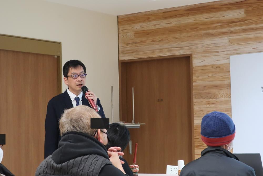 理学療法学科の教員が講演を行い、聴衆に向けて話している様子。
