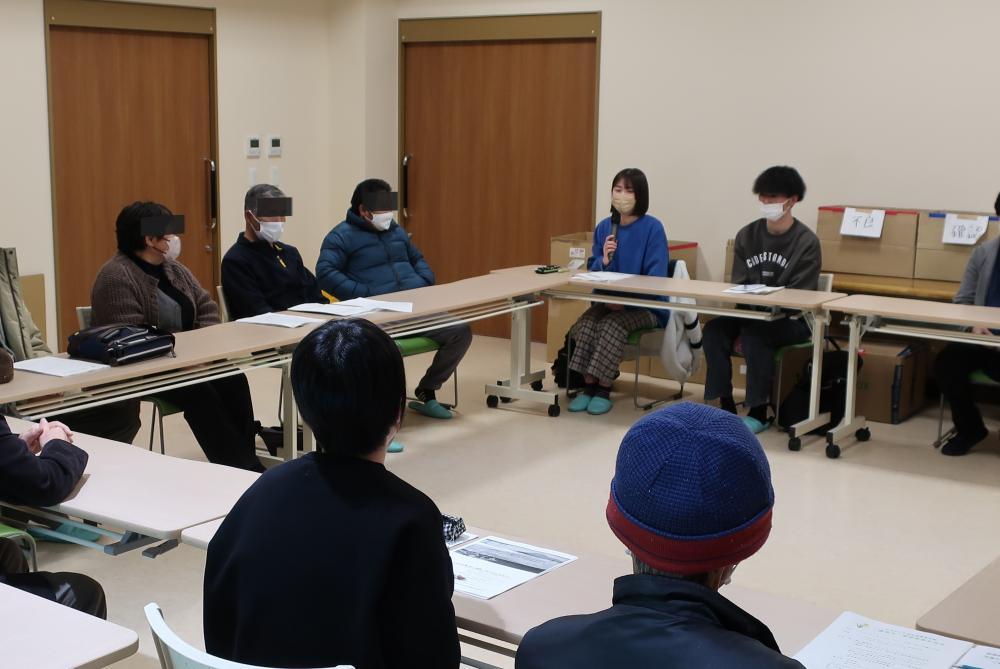 理学療法学科の教員が講演を行い、参加者が聴講している様子。