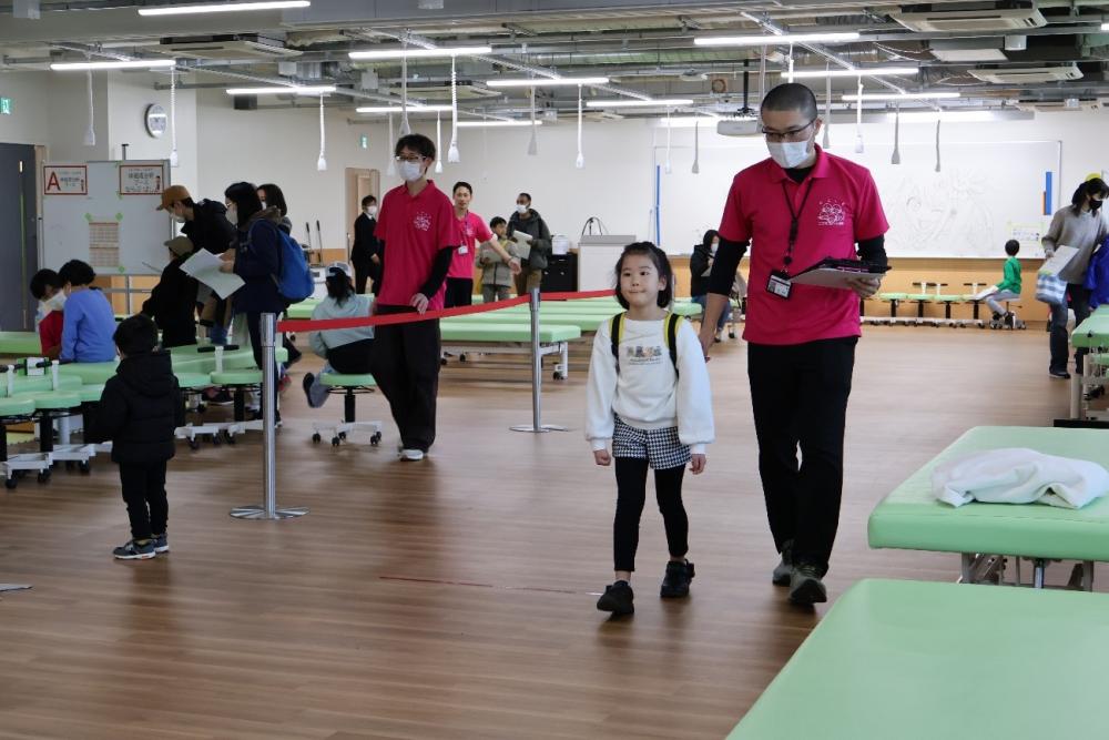 子どもコホート調査に参加する子どもとスタッフがいる医療施設の様子。