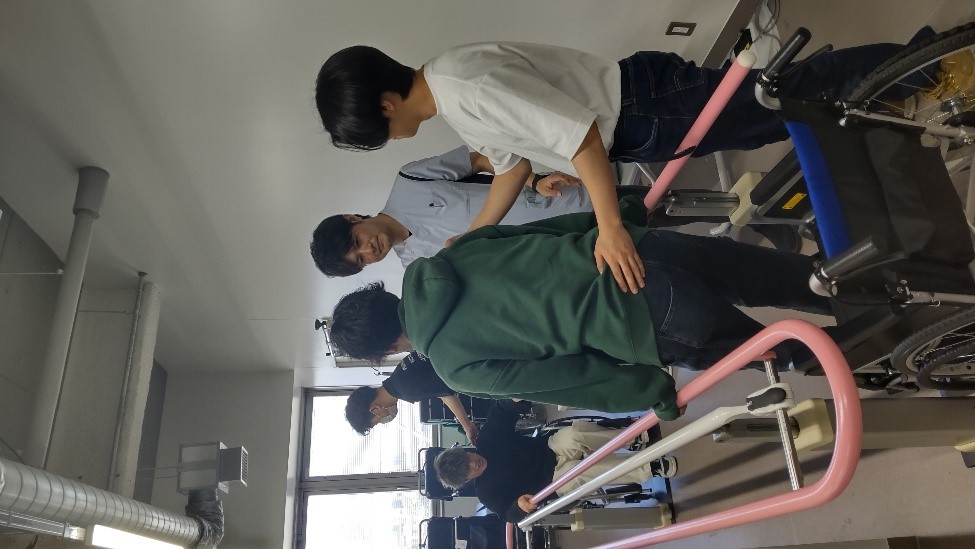 臨床実習に向けた学内演習で、学生たちが車椅子の使い方を学んでいる様子。