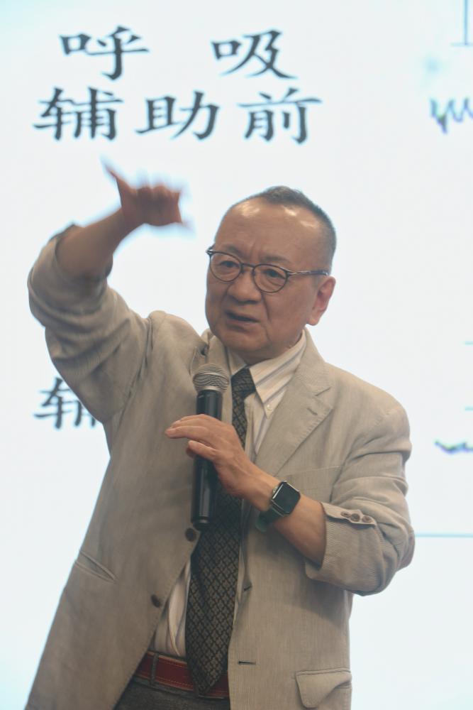 理学療法学科の高橋仁美教授が中国で講演を行い、呼吸リハビリテーションについて説明している様子。