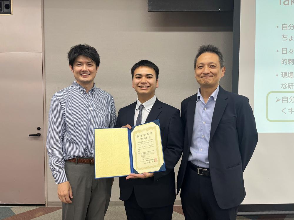保健科学研究科大学院生・修士課程1年の三瓶拓磨さん(真ん中)