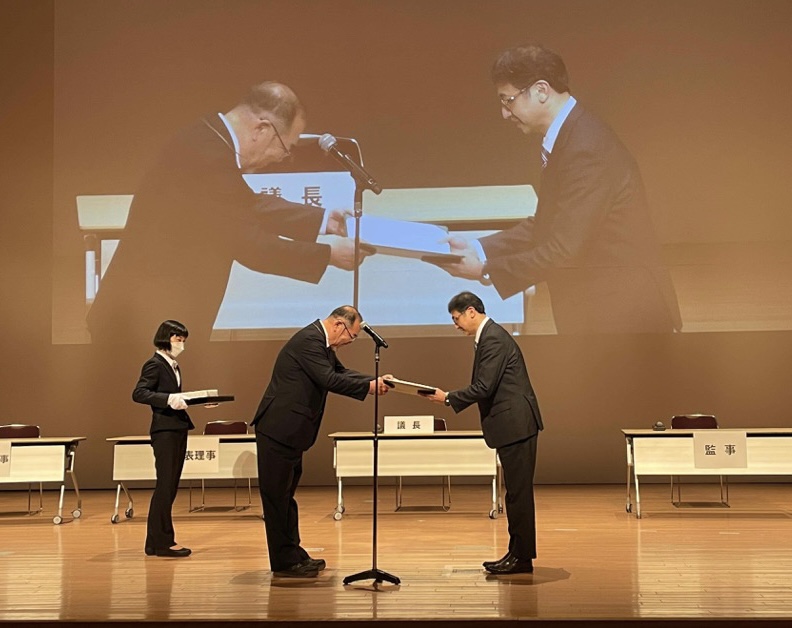 診療放射線科学科の教員が論文支援功労賞を受賞する瞬間を捉えた式典の様子。