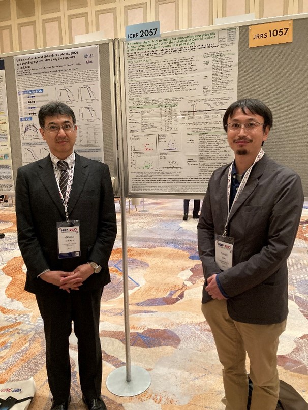 国際学会でポスター発表を行う診療放射線科学科の教員二人が立っている様子。