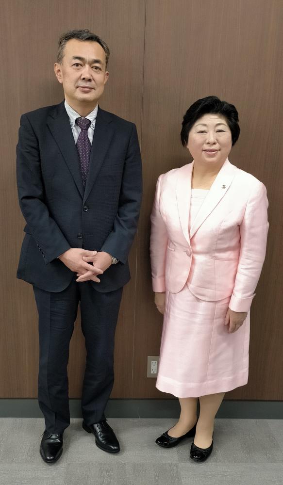 福島学院大学の桜田学長と角田部長が対談のために訪問した様子。