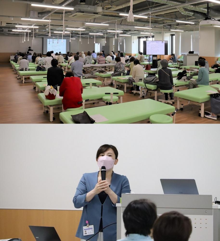 模擬患者募集説明会で講演を行う女性と、参加者が座る会場の様子。