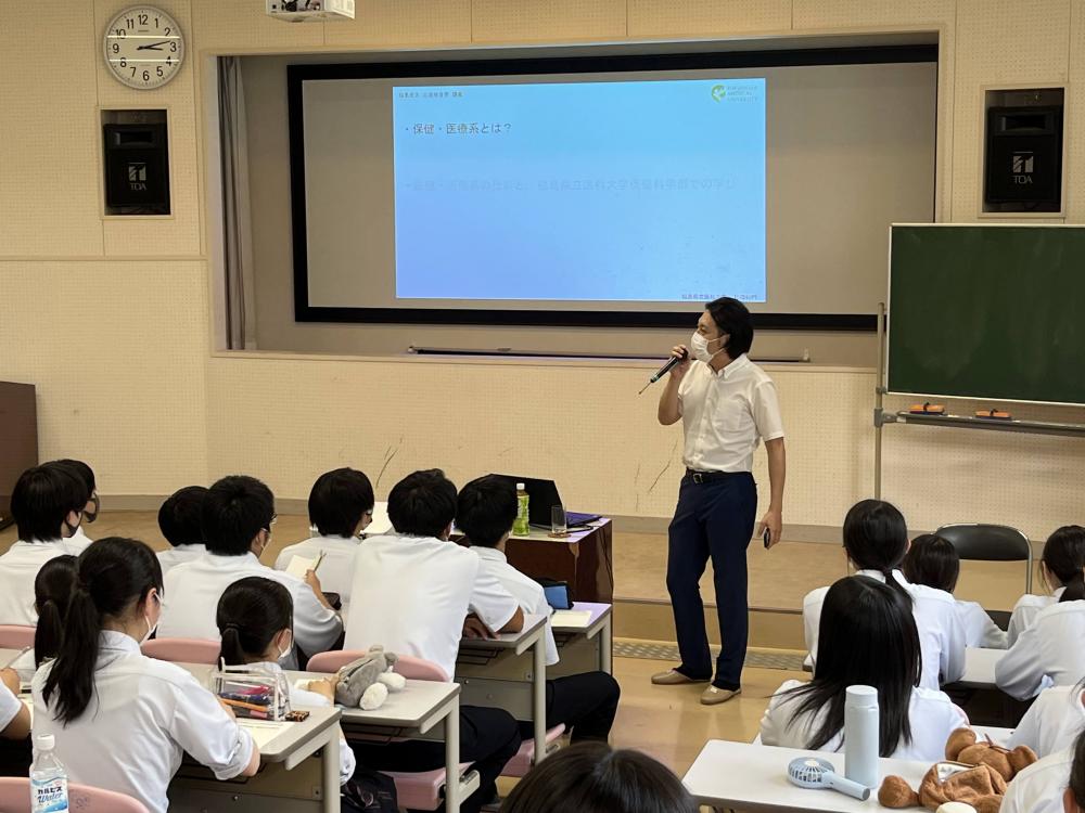 高校生に向けた講演を行う講師と、聴講する生徒たちの様子。