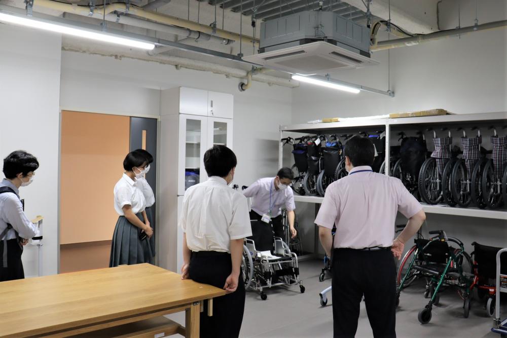 保健科学部の大学見学で、車椅子を確認する学生たちの様子。