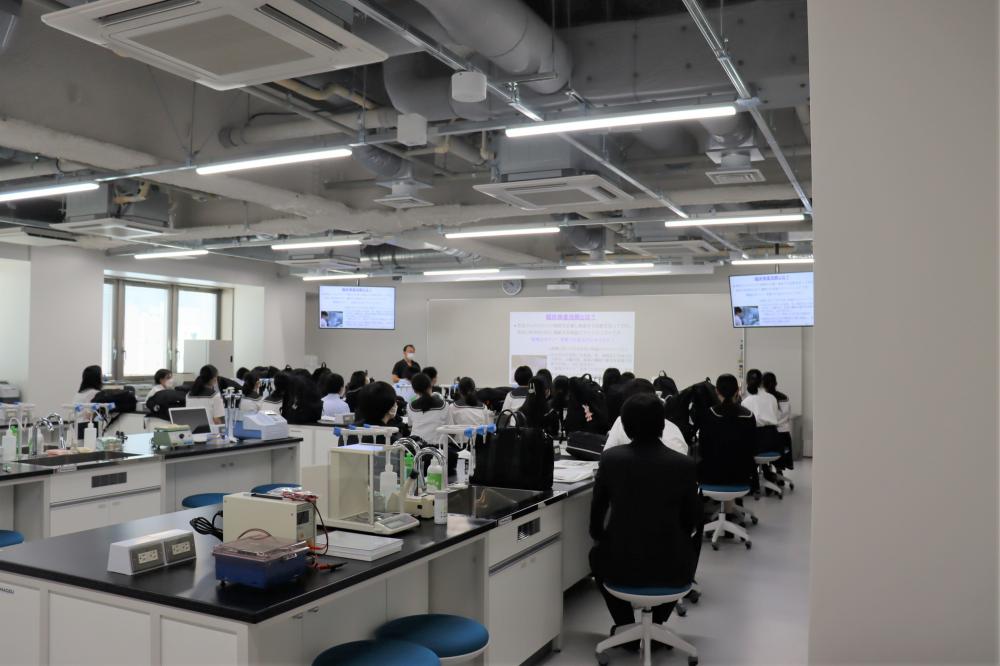 保健科学部の大学見学中、講義を受ける学生たちが写っている教室の様子。