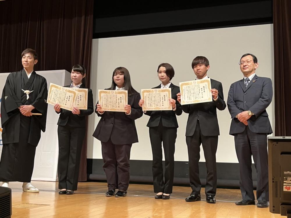 「ぐぐるプロジェクト」の大学生漫画部門で優秀賞を受賞した檜山梨花さんと他の受賞者たちが、表彰状を持って並んでいる様子。