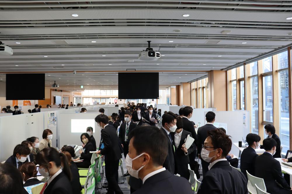 福島駅前キャンパスで開催された合同施設説明会の様子。多くの参加者が集まり、活気ある雰囲気が漂っている。