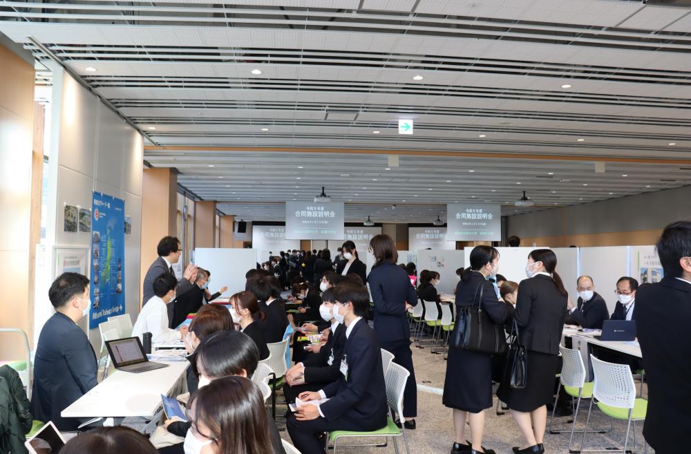 福島駅前キャンパスで開催された合同施設説明会の様子。多くの参加者が集まり、活発に情報交換を行っている。