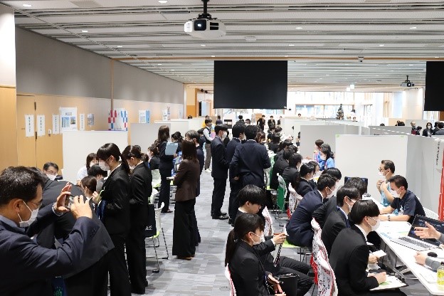 福島駅前キャンパスで開催された合同施設説明会の様子。多くの参加者が集まり、活発に情報交換を行っている。