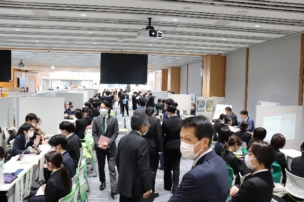 福島駅前キャンパスで開催された合同施設説明会の様子。多くの参加者が集まり、活発に交流している。