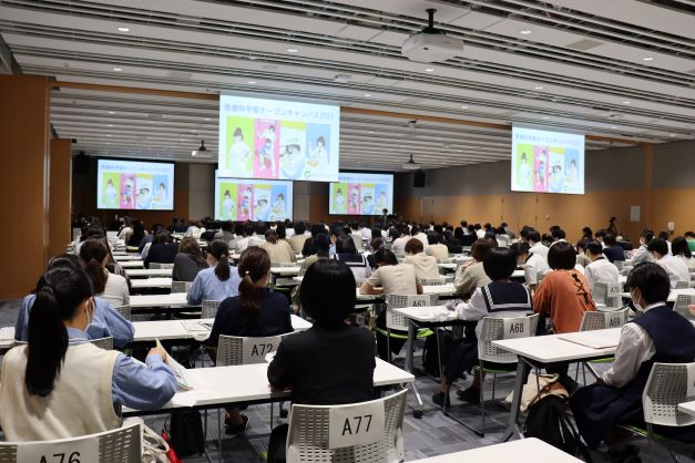 保健科学部オープンキャンパス2021の様子。多くの参加者が講演を聴いている。