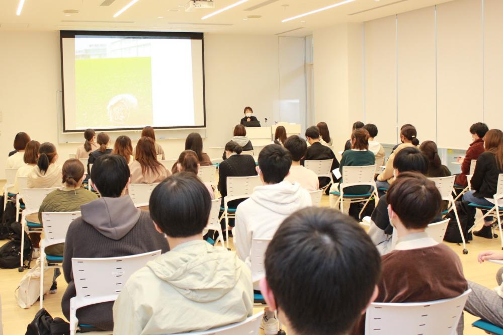 福島県立医科大学での見学実習中、講義を受ける学生たちの様子。
