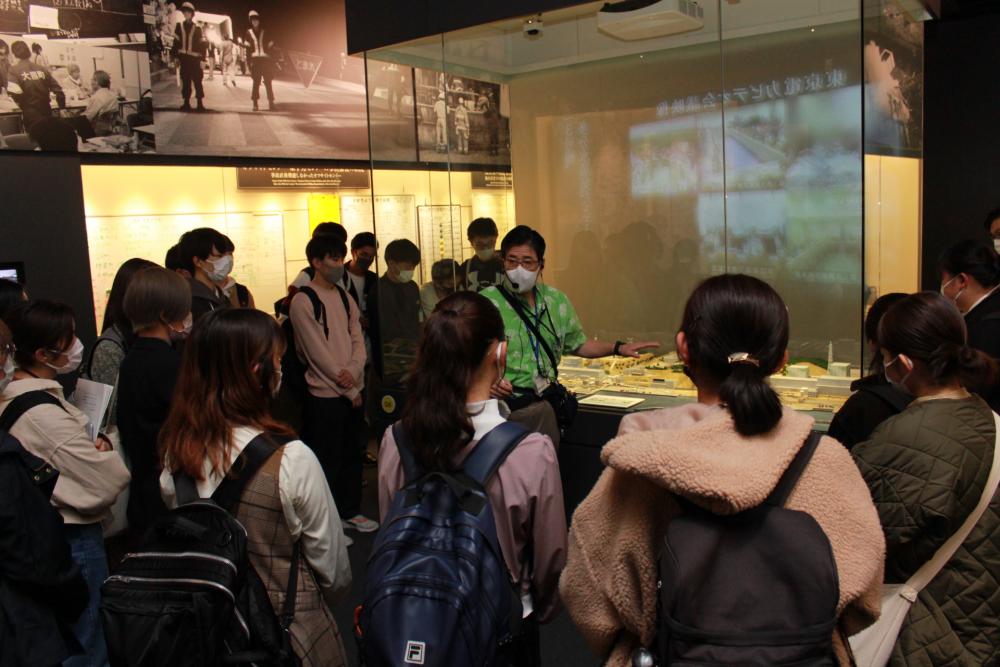 東日本大震災に関する展示を見学する学生たちと説明を行う講師の様子。