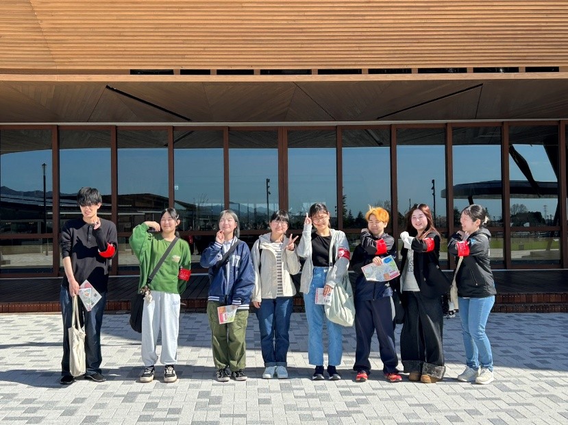 ボランティアサークルのメンバーがイベントでポーズをとっている様子。