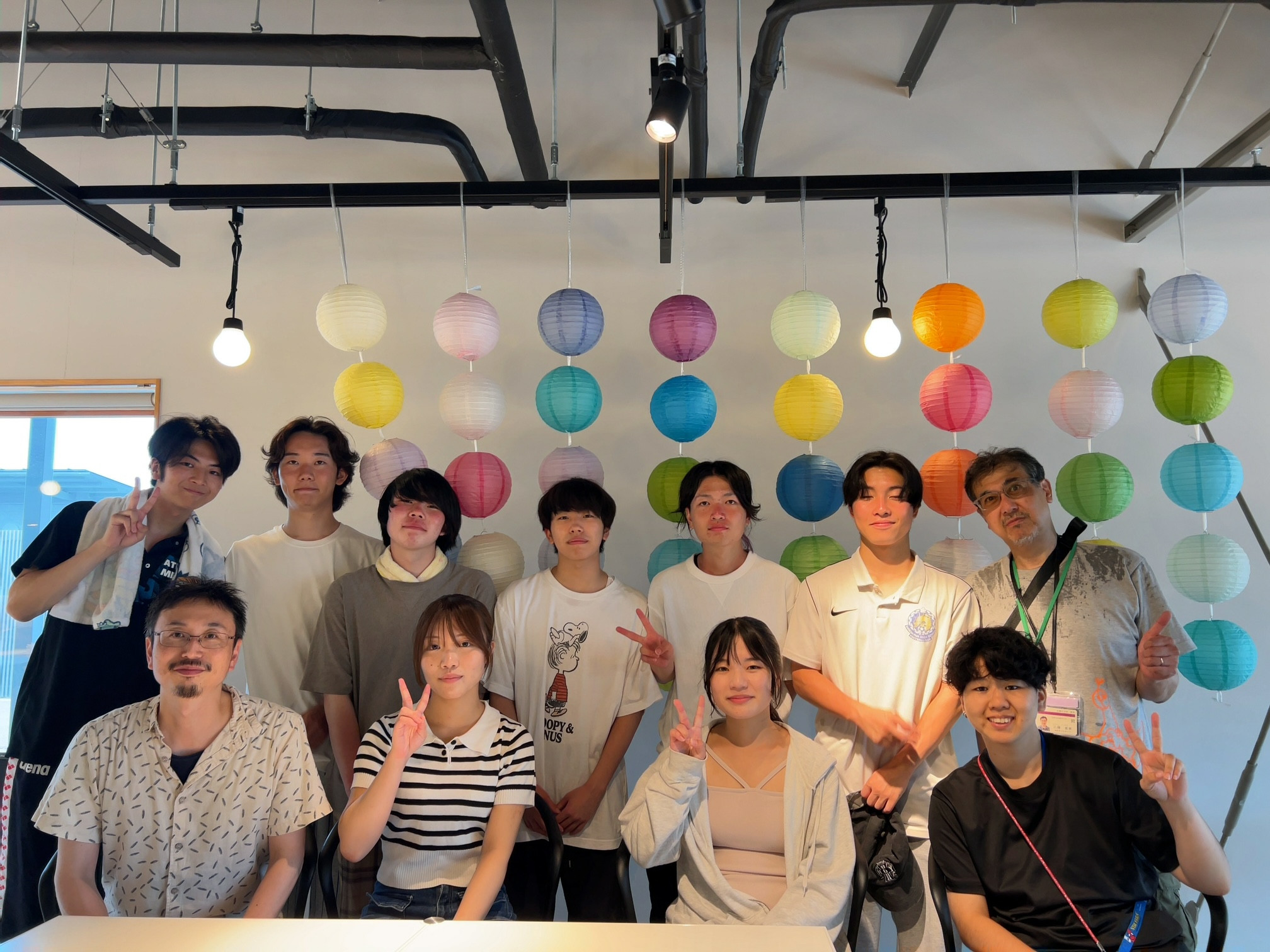 ボランティアサークルのメンバーがイベントでポーズをとっている様子。