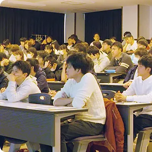 福島県立医科大学の教室で講義を受ける学生たちの様子。