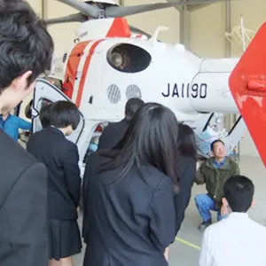 福島県立医科大学の出前講義で、学生たちがヘリコプターを見学している様子。