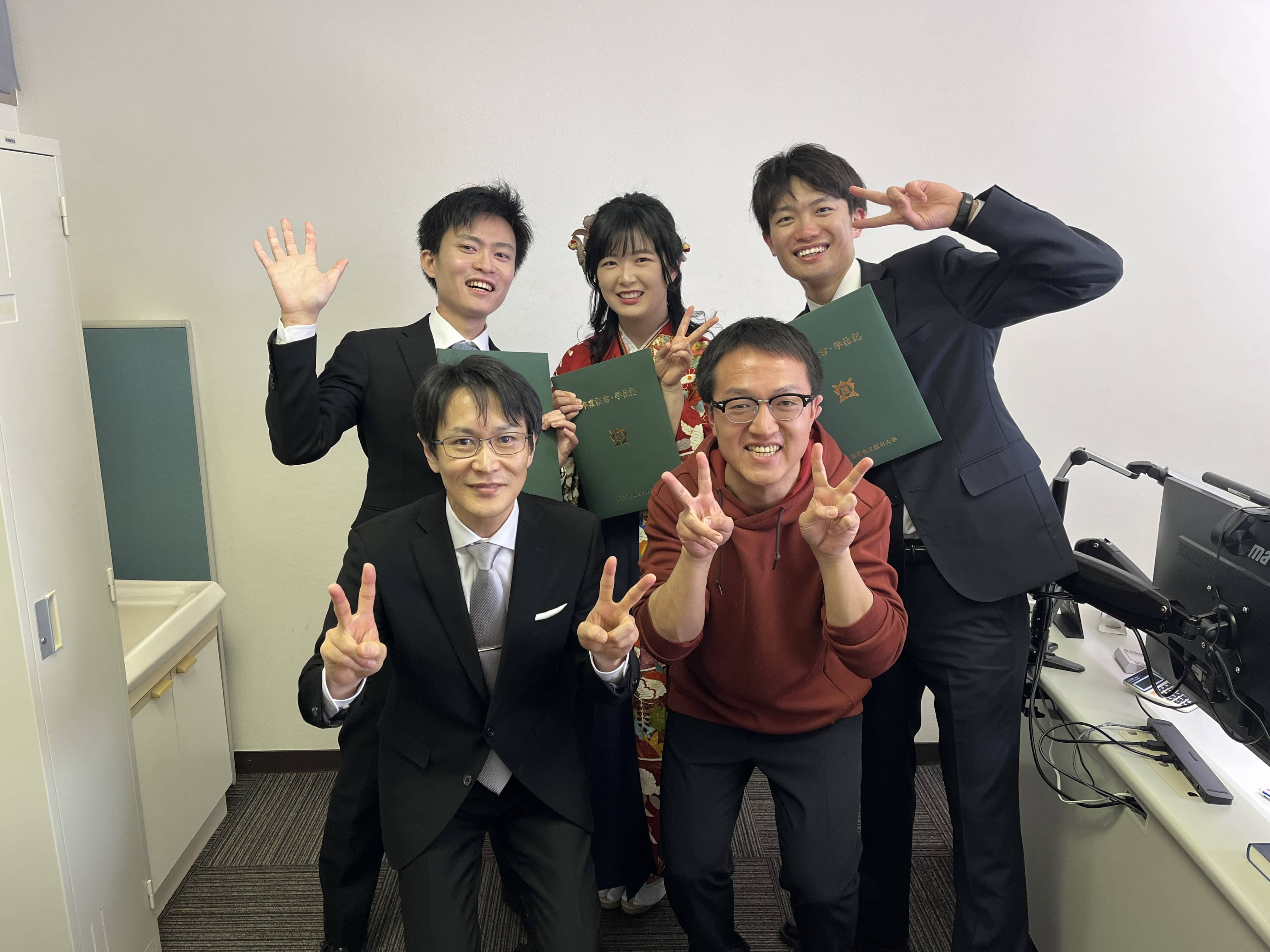 医学部を卒業した前田紗季さん、渡部佑亮さん、桃北恵輔さん、修士課程を修了した佐藤実紗さんが笑顔で記念撮影。