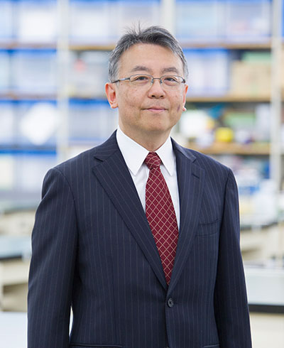 松岡有樹教授のポートレート。