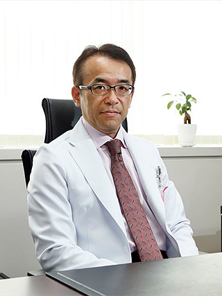 福島県立医科大学の乳腺外科学講座の主任教授、大竹徹氏がオフィスで座っている姿。