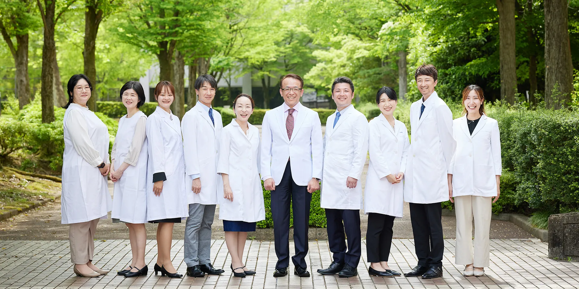 医師が患者に微笑みかけながら話しているシーン。明るい室内での対話の様子。