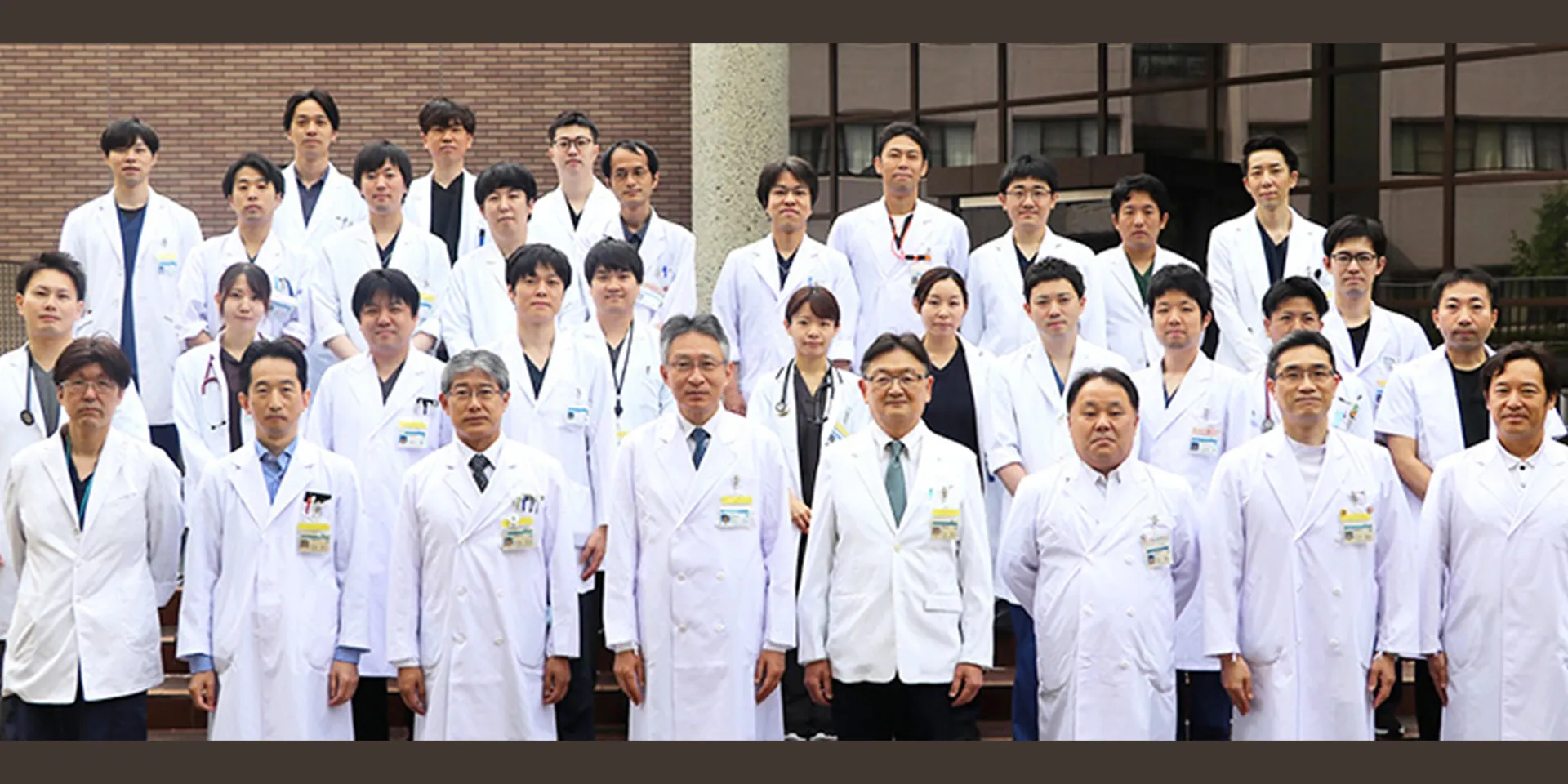 福島県立医科大学の医師たちが白衣を着て集合している写真。